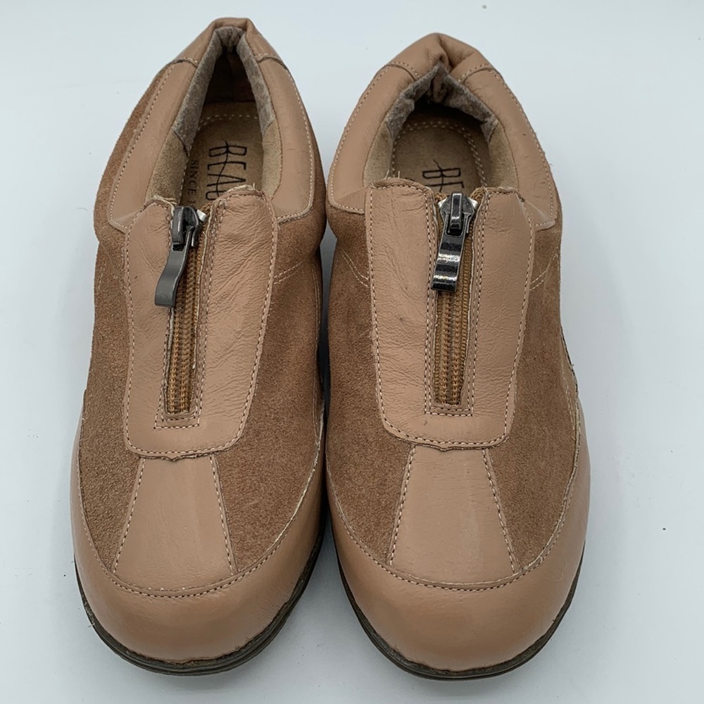 Beacon Leather uppers rubber soles comfort shoes slight heel slight wear Sz 6M